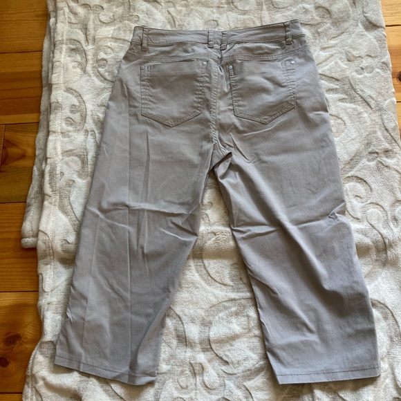 Reitmans grey Capri pants - Picture 2 of 3